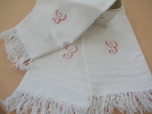 LINGE ANCIEN – 3 jolies serviettes de toilette blanche  en coton avec monogramme ES brodé main avec fil rouge