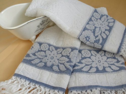 LINGE ANCIEN – 3 belles serviettes de toilette éponge bleu et blanche avec frises et franges nouées