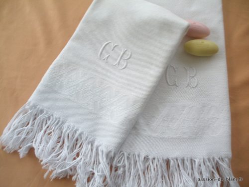 LINGE ANCIEN – Lot de 2 serviettes de toilette blanches pour visage avec mongramme CB frises et franges
