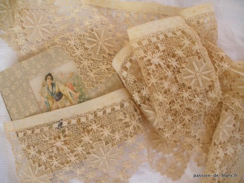 LINGE ANCIEN – Belle dentelle guipure faite main en filet retravaillé avec beaux motifs floraux