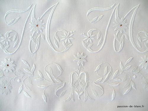 LINGE ANCIEN – Merveilleux grand monogramme MM souligné de branchages feuris sur toile de lin fin pour couture et patchwork