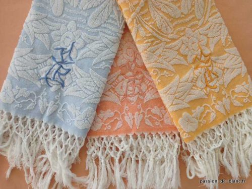 LINGE ANCIEN – 3 belles serviettes de toilette éponge orange et bleue avec frises et franges nouées