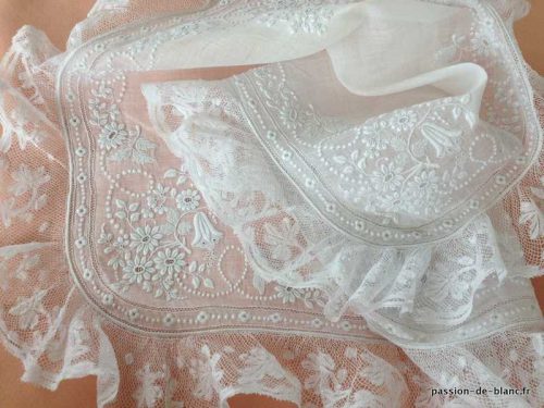 LINGE ANCIEN – Rare et somptueux mouchoir de dame en linon richement ouvragé avec large dentelle Valenciennes