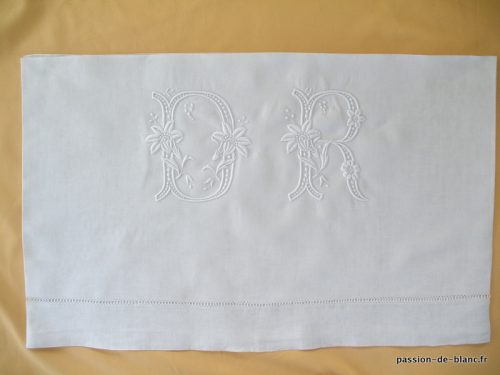 LINGE ANCIEN – Découverte de drap avec imposant monogramme DR sur toile de lin fin pour couture et patchwork