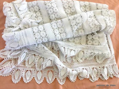 LINGE ANCIEN – Superbe et originale courte pointe ou couverture au crochet d’art en coton fin blanc