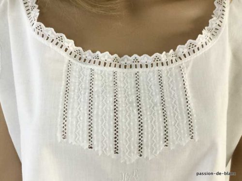 LINGE ANCIEN – Charmante chemise de jour avec empiècement brodé et fine dentelle sur toile de coton