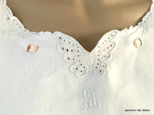 LINGE ANCIEN – Belle chemise de jour brodée main sur toile de lin fin avec broderie de papillons et manchons