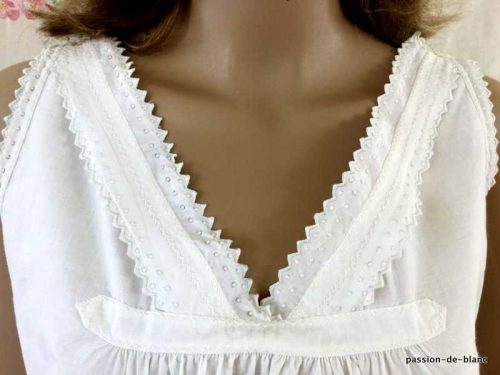LINGE ANCIEN – Belle et originale chemise de jour sur toile coton avec empiècement brodé
