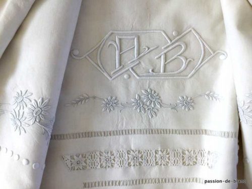 LINGE ANCIEN – Beau drap avec broderie de qualité et monogramme AB brodés sur toile de lin