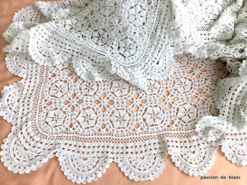 LINGE ANCIEN – Belle couverture au crochet d’art en coton blanc avec beaux motfs décoratifs