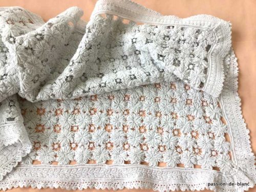 LINGE ANCIEN – Merveilleuse couverture de bébé avec motifs en ruban formant des fleurs et dentelle aux aiguilles