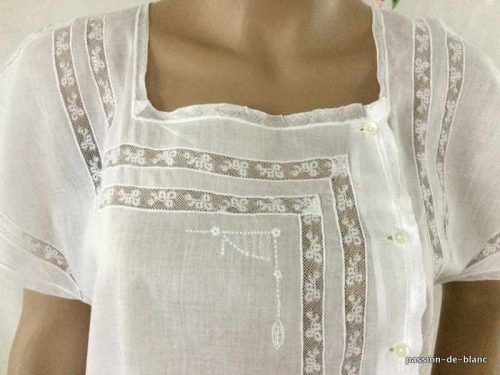 LINGE ANCIEN – Belle chemise de nuit enjolivée de fine dentelle sur une toile de mousseline