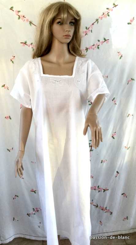 LINGE ANCIEN – Charmante chemise de nuit enjolivée de broderie blanche et travail de jour sur fine percale