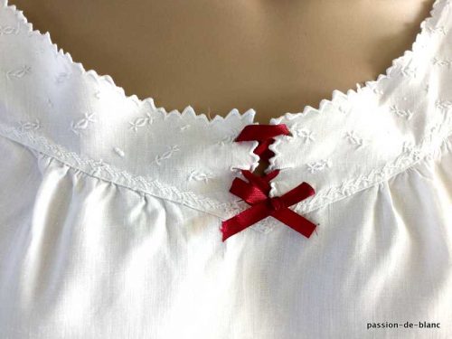 LINGE ANCIEN – Superbe chemise de jour brodée main sur toile de lin fin avec empiècement avec fleurs en bouton