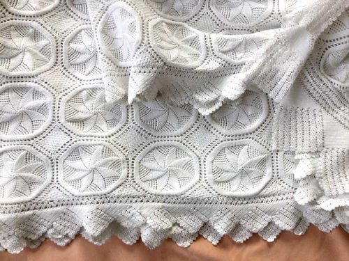 LINGE ANCIEN – Belle et grande couverture ou dessus de lit aux aiguilles en coton blanc avec motifs à beau relief