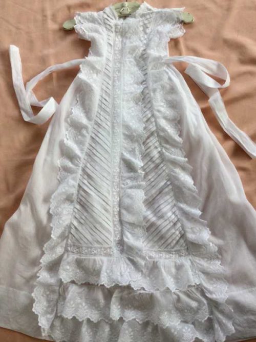LINGE ANCIEN – Belle robe de baptême avec dentelle avec broderie Anglaise et petit plis nervurés sur fine percale