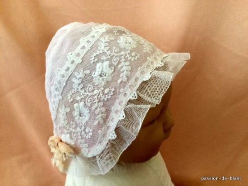LINGE ANCIEN – Charmant bonnet de bébé réalisé en tulle brodé doublé de fine toile rose