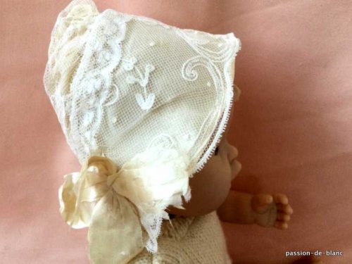 LINGE ANCIEN – Charmant bonnet de bébé réalisé en tulle brodé doublé de soie de couleur ivoire