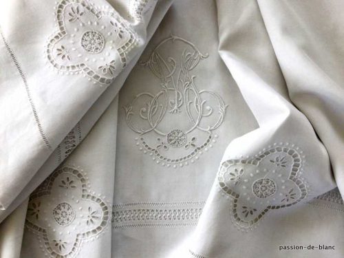 LINGE ANCIEN – Superbe grand drap en toile de lin fin avec broderie blanche travail de jours complexes et imposant monogramme MP