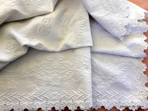 Petite couverture festonnée en piqué de coton brodé avec beaux motifs