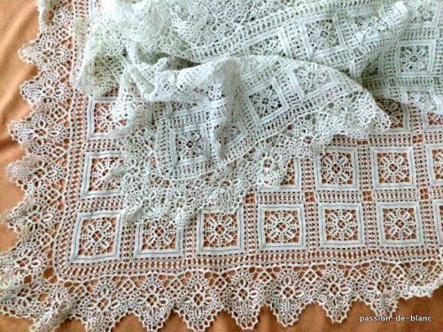 Courte pointe ou couverture au crochet d’art en coton fin blanc