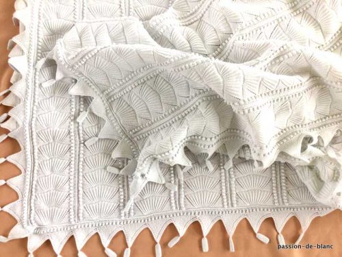 LINGE ANCIEN – Merveilleuse couverture ou dessus de lit aux aiguilles en fin coton blanc avec de superbes motifs en éventail