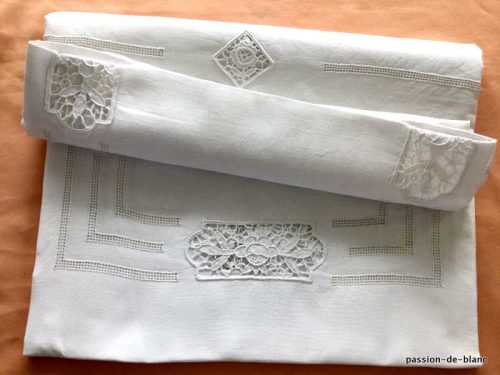 LINGE ANCIEN – Belle nappe en fil de lin avec travail de jours et incrustations de fleurs aiguille