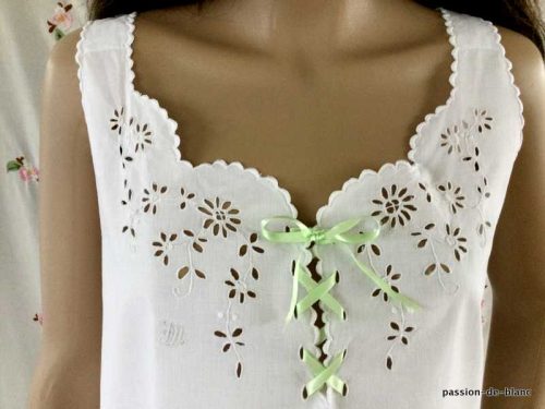 LINGE ANCIEN – Belle chemise de jour  brodée main avec fleurs et passe ruban sur toile de coton
