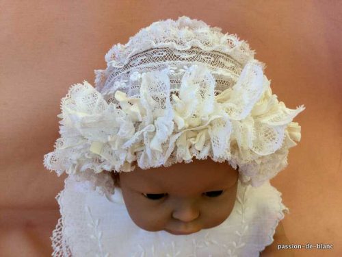 LINGE ANCIEN – Merveilleux bonnet de bébé avec dentelles Valenciennes entre-deux brodés et ruban  de satin soie