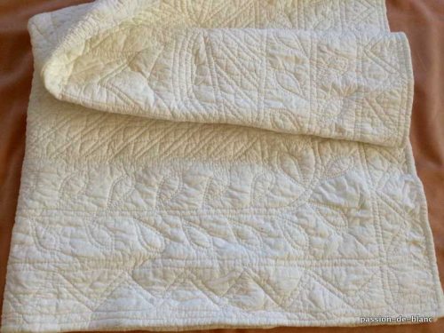 Linge ancien – Belle courte pointe de provence éalisée main pur coton tissu blanc