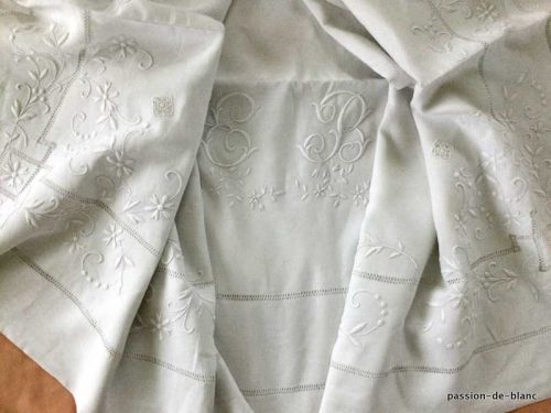 LINGE ANCIEN – Beau grand drap en toile de lin fin avec monogramme EB et richement brodé main