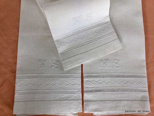 LINGE ANCIEN – Lot de 3 grandes belles serviettes d’invités avec monogramme NS sur toile de lin fin
