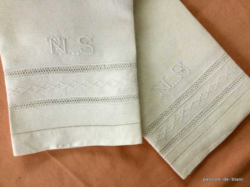 LINGE ANCIEN – Lot de 2 grandes belles serviettes d’invités avec monogramme NS sur toile de lin fin