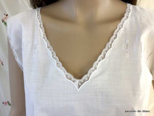 LINGE ANCIEN – Belle chemise de nuit enjolivée de fine dentelle et broderies sur une toile de mousseline