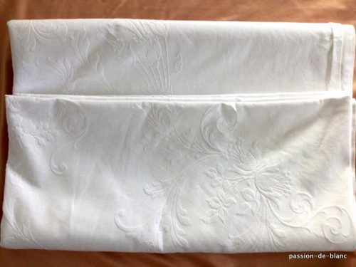 Linge ancien – Belle et grande couverture blanche en piqué plat de coton avec beaux motifs fleuris