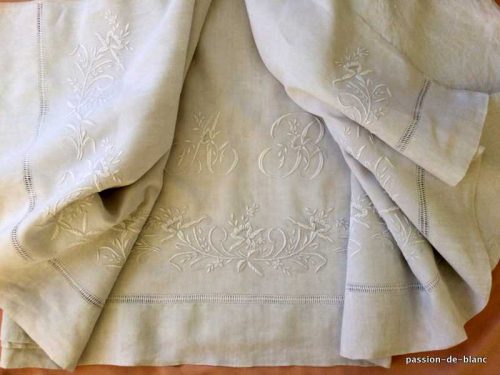 LINGE ANCIEN – Magnifique grand drap avec guirlande  fleurie et monogramme AB sur toile lin fin