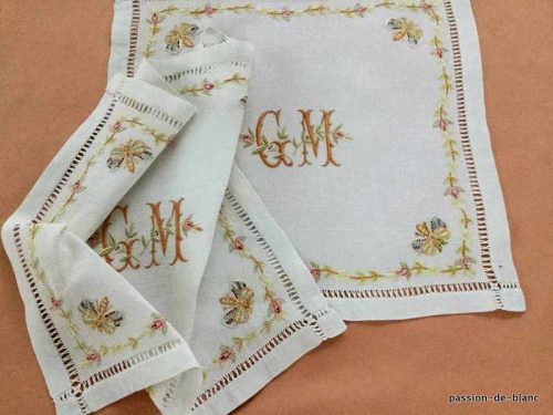 LINGE ANCIEN – Ensemble de 2 petites serviettes en lin granité avec broderies en couleurs avec papillons fleurs et monogramme GM