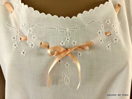 LINGE ANCIEN – Très belle chemise de jour broderie main sur toile de percale avec feston et passe ruban