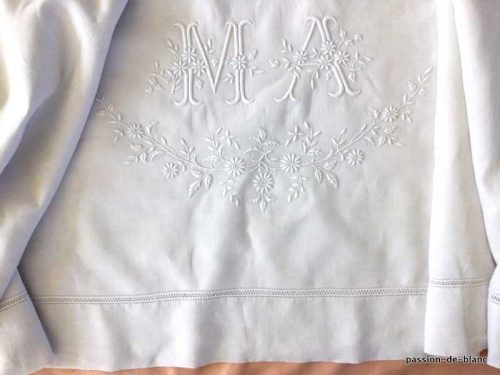 LINGE ANCIEN – Superbe grand drap en lin avec magnifique travail de broderie pour le monogramme MA