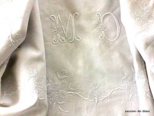 LINGE ANCIEN – Superbe grand drap avec guirlande fleurie et monogramme MD sur toile lin