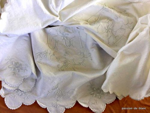 Linge ancieN – Merveilleuse grande couverture de mariage festonnée 4 côtés en piqué de coton avec 2 monogrammes CV et fleurs