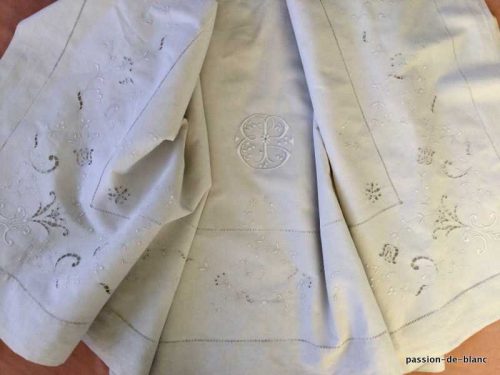 LINGE ANCIEN – Beau grand drap brodé main en toile de métis avec monogramme EP et retours brodés
