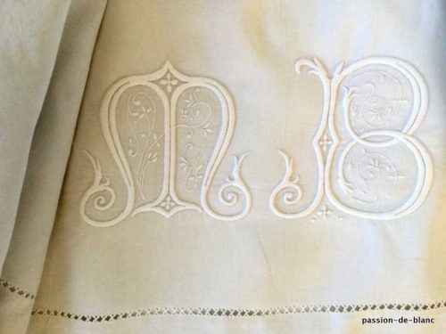 LINGE ANCIEN – Superbe grand drap en fil de lin avec magnifique travail de broderie pour le monogramme MA