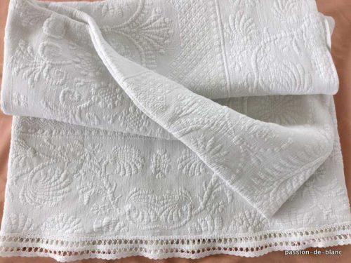 Linge ancieN – Somptueuse couverture de provence blanche en piqué blanc avec imposant relief