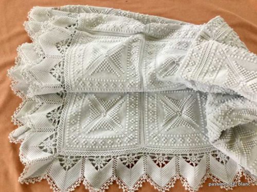 LINGE ANCIEN – Superbe couverture ou courte pointe au crochet d’art en coton blanc avec superbes motifs décoratifs