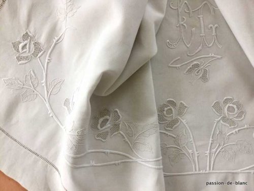 LINGE ANCIEN – Superbe drap avec guirlande fleurie et monogramme EC sur toile lin