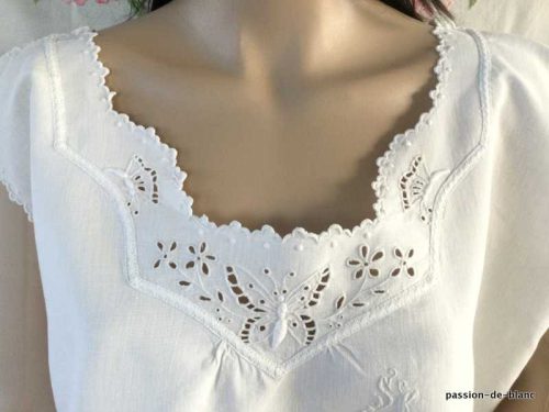 LINGE ANCIEN – Merveilleuse chemise de jour avec empiècement enjolivé de papillons sur toile de lin fin