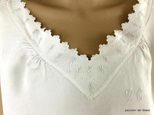 LINGE ANCIEN – Merveilleuse chemise de jour avec empiècement enjolivé de boutons de roses sur toile de lin fin
