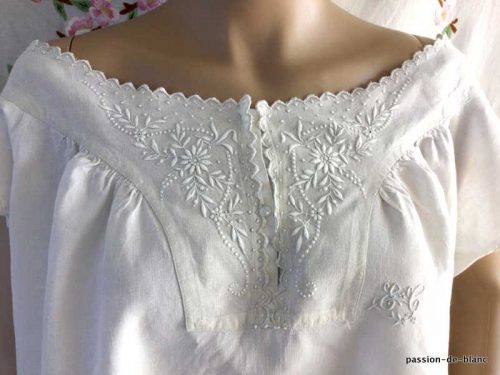 LINGE ANCIEN – Merveilleuse chemise de jour avec empiècement brodé de fleurs sur toile de lin fin