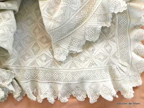 LINGE ANCIEN – Jolie courte couverture réalisée à la main au crochet d’art avec fil de coton blanc